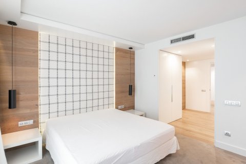 Apartamento de 4 dormitorios en alquiler en Barcelona, Cataluña, Spain № 1550 - foto 13