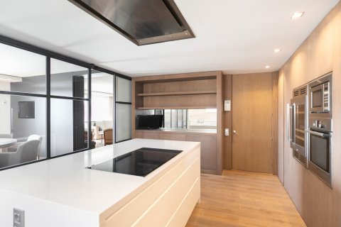 Apartamento de 4 dormitorios en alquiler en Barcelona, Cataluña, Spain № 1550 - foto 9