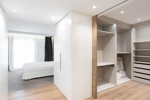 Apartamento de 4 dormitorios en alquiler en Barcelona, Cataluña, Spain № 1550 - foto 15