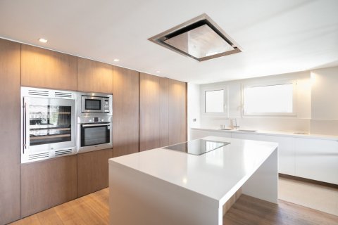 Apartamento de 4 dormitorios en alquiler en Barcelona, Cataluña, Spain № 1550 - foto 8