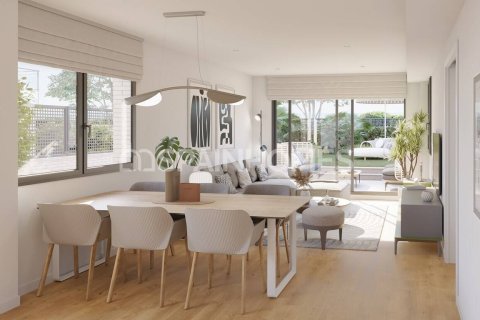 Купить квартиру в Барселона, Испания с 3 комнаты, 61м², № 6481 - фото 3