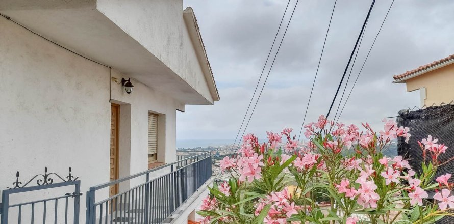 Вилла с 5 спальнями в Пинеда-де-Мар, Барселона, Каталония, Испания № 3096