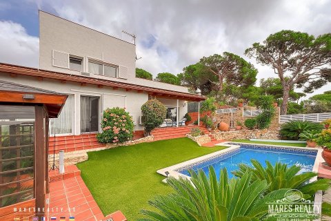 Купить виллу в Льорет-де-Мар, Испания с 3 спальни, 200м², № 969 - фото 3