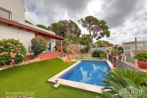 Купить виллу в Льорет-де-Мар, Испания с 3 спальни, 200м², № 969 - фото 2