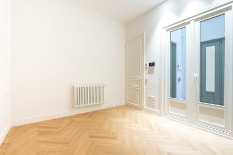 Apartamento de 2 dormitorios en venta en Barcelona, Cataluña, Spain № 3592 - foto 16