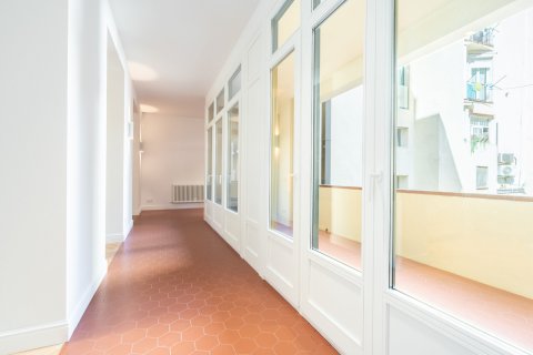 Apartamento de 2 dormitorios en venta en Barcelona, Cataluña, Spain № 3592 - foto 2