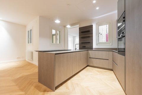 Apartamento de 2 dormitorios en venta en Barcelona, Cataluña, Spain № 3592 - foto 23