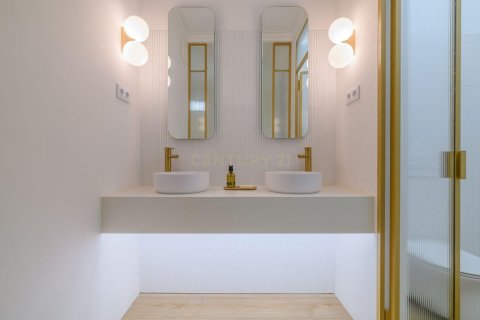 Купить дом в Старый город, Барселона, Испания с 2 спальни, 95м², № 2311 - фото 4