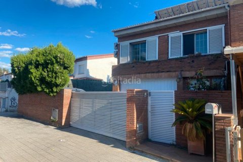 Таунхаус с 4 спальнями в Палау-Солите I Плегамансе, Барселона, Каталония, Испания № 2310