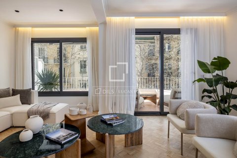 3 bedrooms apartment for sale in Barcelona, Catalonia, Spain № 6392
