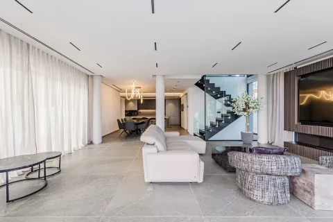 Купить дом в Барселона, Испания с 8 комнат, 710м², № 1607 - фото 3