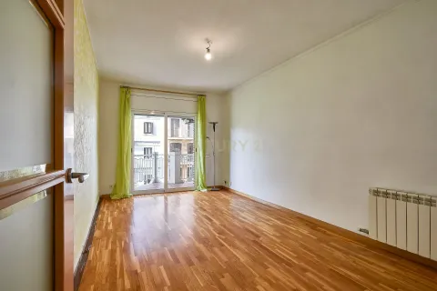Apartamento de 4 dormitorios en venta en Barcelona, Cataluña, Spain № 6857 - foto 3