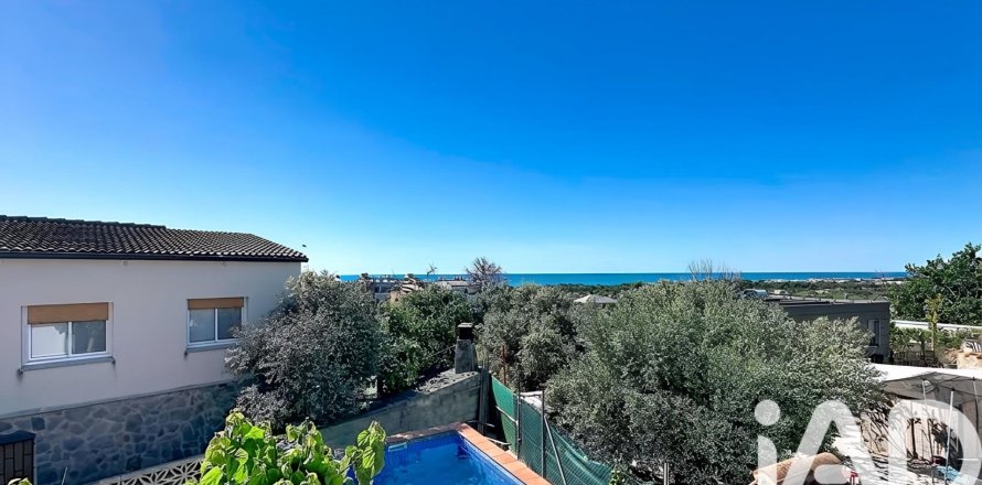 4 bedrooms apartment for sale in Vilanova i la Geltru, Barcelona, Catalonia, Spain № 7400