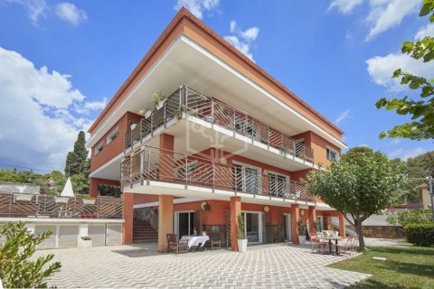 Купить виллу в Кастельдефельс, Испания с 6 спален, 640м², № 926 - фото 3