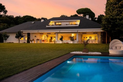 Купить дом в Сан-Андреу-де-Льяванерес, Испания с 6 комнат, № 1369 - фото 4