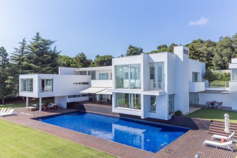 Купить дом в Сан-Андреу-де-Льяванерес, Испания с 7 комнат, № 1371 - фото 2