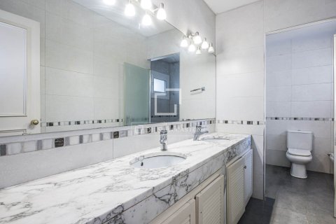Villa de 6 dormitorios en venta en Sant Cugat del Vallès, Barcelona, Cataluña, Spain № 7075 - foto 12