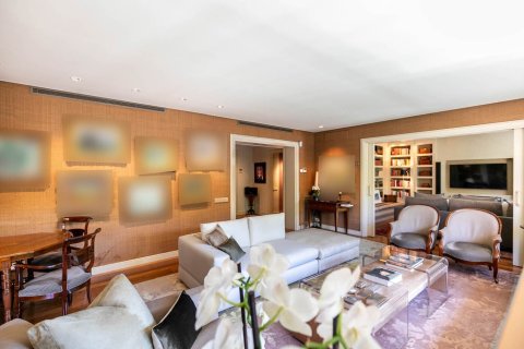 Купить квартиру в Барселона, Испания с 6 комнат, № 1540 - фото 5