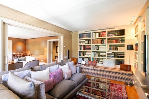 Купить квартиру в Барселона, Испания с 6 комнат, № 1540 - фото 6