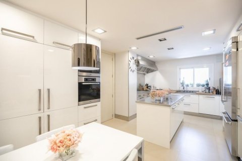 Купить квартиру в Барселона, Испания с 6 комнат, № 1536 - фото 8