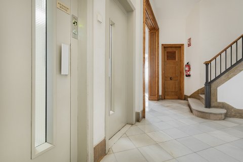 Apartamento de 4 dormitorios en venta en Barcelona, Cataluña, Spain № 1782 - foto 7