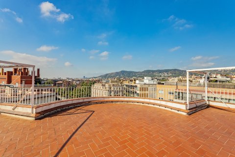 Apartamento de 4 dormitorios en venta en Barcelona, Cataluña, Spain № 1782 - foto 3