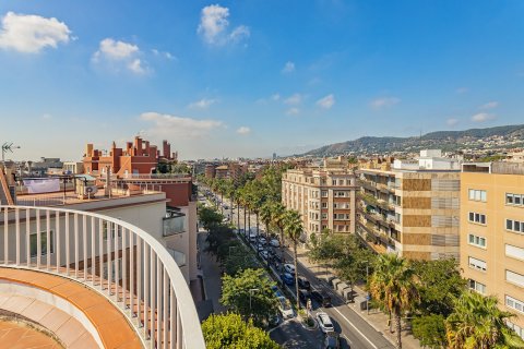 Apartamento de 4 dormitorios en venta en Barcelona, Cataluña, Spain № 1782 - foto 2