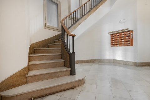Apartamento de 4 dormitorios en venta en Barcelona, Cataluña, Spain № 1782 - foto 4