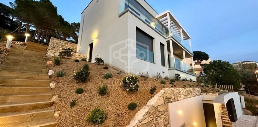 Вилла с 4 спальнями в Льорет-де-Мар, Герона, Каталония, Испания № 1001