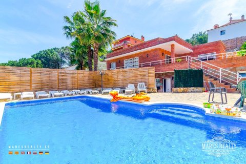 Купить виллу в Кондадо-дель-Харуко, Испания с 9 спален, 293м², № 1000 - фото 6