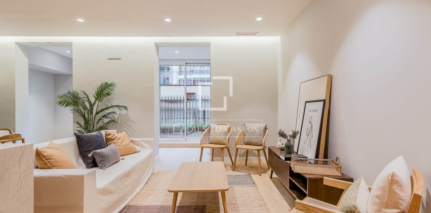 3 bedrooms apartment for sale in Barcelona, Catalonia, Spain № 4048