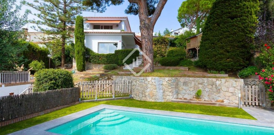 Дом с 4 спальнями в Кабрильсе, Барселона, Каталония, Испания № 2697