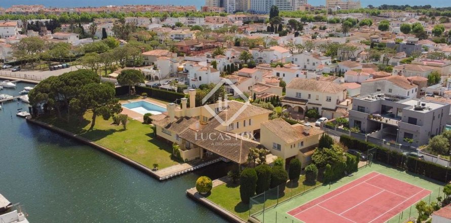 Parcela de 500 m² en venta en Empuriabrava, Gerona, Cataluña, Spain № 2700