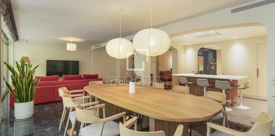 4 bedrooms apartment for sale in Barcelona, Catalonia, Spain № 4093