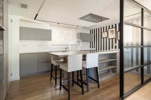 Apartamento de 4 dormitorios en venta en Barcelona, Cataluña, Spain № 4094 - foto 3