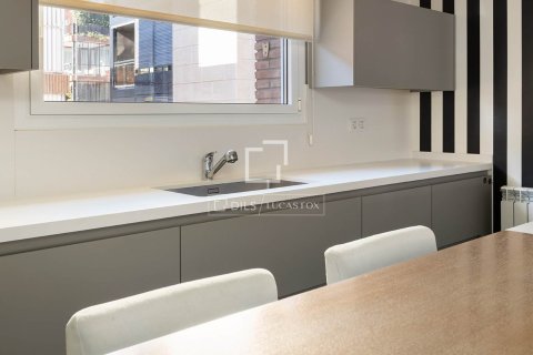 Apartamento de 4 dormitorios en venta en Barcelona, Cataluña, Spain № 4094 - foto 23