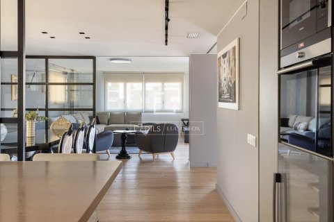 Apartamento de 4 dormitorios en venta en Barcelona, Cataluña, Spain № 4094 - foto 21