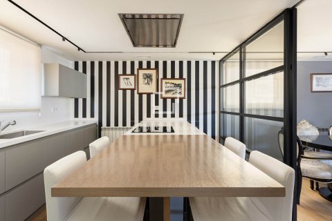 Apartamento de 4 dormitorios en venta en Barcelona, Cataluña, Spain № 4094 - foto 24