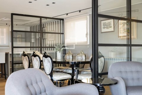 Apartamento de 4 dormitorios en venta en Barcelona, Cataluña, Spain № 4094 - foto 28