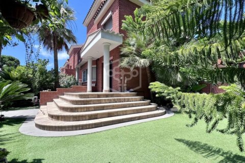 Вилла с 4 спальнями в Гаве, Барселона, Каталония, Испания № 1101