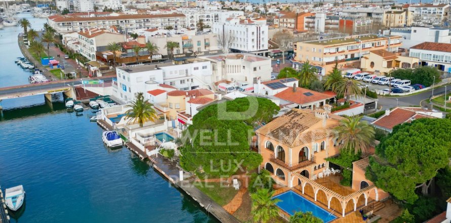 Villa de 5 dormitorios en venta en Empuriabrava, Gerona, Cataluña, Spain № 5732