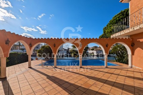 Villa de 5 dormitorios en venta en Empuriabrava, Gerona, Cataluña, Spain № 5732 - foto 27