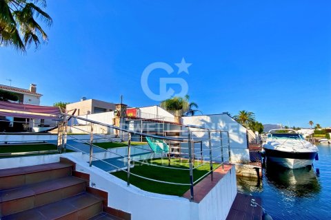 4 bedrooms villa for sale in Empuriabrava, Girona, Catalonia, Spain № 5985 - photo 12