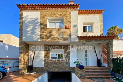 4 bedrooms villa for sale in Empuriabrava, Girona, Catalonia, Spain № 5985 - photo 3