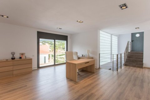 Купить квартиру в Сан-Андреу-де-Льяванерес, Испания с 4 комнаты, 400м², № 1819 - фото 23