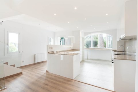 Вилла с 4 спальнями в Кастельдефельсе, Барселона, Каталония, Испания № 6264