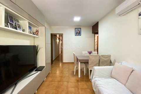 Купить квартиру в Сант-Андреу, Барселона, Испания с 4 спальни, 82м², № 3172 - фото 4