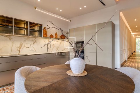 Купить квартиру в Барселона, Испания с 3 спальни, 194м², № 6535 - фото 9