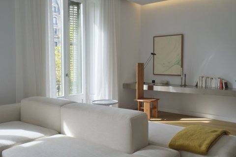 Apartamento de 4 dormitorios en venta en Barcelona, Cataluña, Spain № 1705 - foto 4