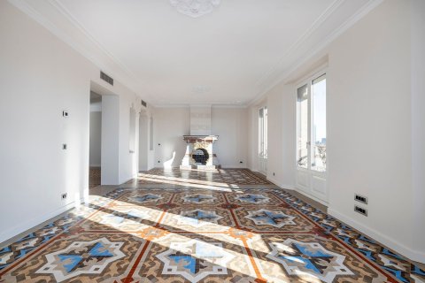 Купить квартиру в Барселона, Испания с 4 комнаты, 183м², № 6233 - фото 2